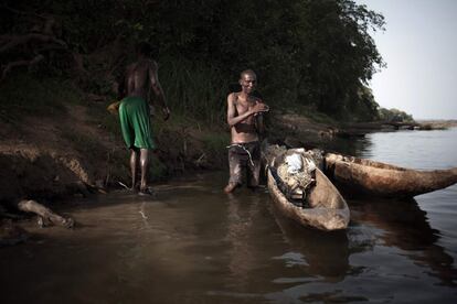 Um pescador cego retorna ao trabalho. O recente recrudescimento da violência no noroeste do país forçou mais de 17 mil centro-africanos a fugirem para o vizinho Chade desde o final de dezembro de 2018, quase dez vezes mais do que em 2017.