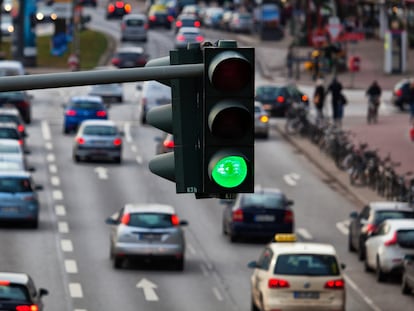 Un semáforo en una autopista.