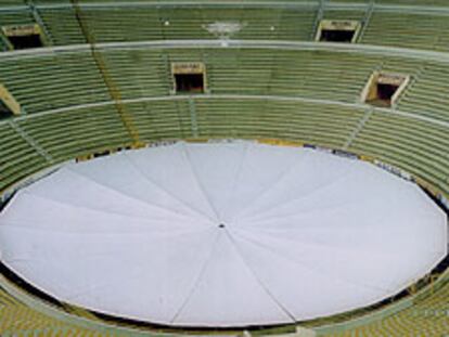'En búsqueda' (2003), instalación de un radiotelescopio en la plaza de toros de Las Playas de Tijuana (México), de Íñigo Manglano-Ovalle.