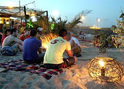 En la playa de Sant Simó, en la localidad barcelonesa de Mataró, el chiringuito Lasal combina ensaladas y vermús por el día y sesiones de pinchadiscos por la noche.