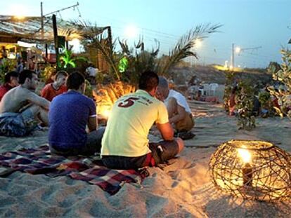 En la playa de Sant Simó, en la localidad barcelonesa de Mataró, el chiringuito Lasal combina ensaladas y vermús por el día y sesiones de pinchadiscos por la noche.