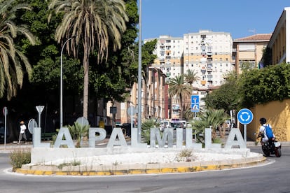 Glorieta con el nombre del barrio de La Palmilla, en Málaga.