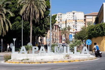 Glorieta con el nombre del barrio de La Palmilla, en Málaga. 