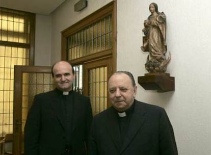 El anterior obispo de San Sebastián, Juan María Uriarte, junto con el nuevo, José Ignacio Munilla, en una fotografía de archivo del año 2006. Entonces, Munilla era todavía obispo de Palencia.