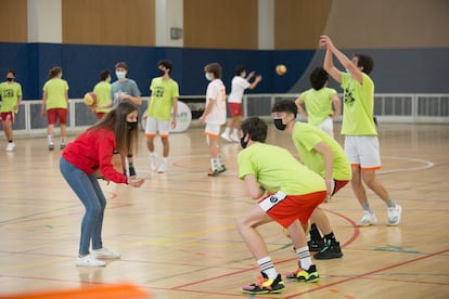 Calentamiento previo al partido del Colegio Agustiniano, uno de los equipos de Eva Sanz, contra Santa María del Pilar.
