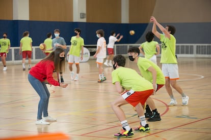 Calentamiento previo al partido del Colegio Agustiniano, uno de los equipos de Eva Sanz, contra Santa María del Pilar.