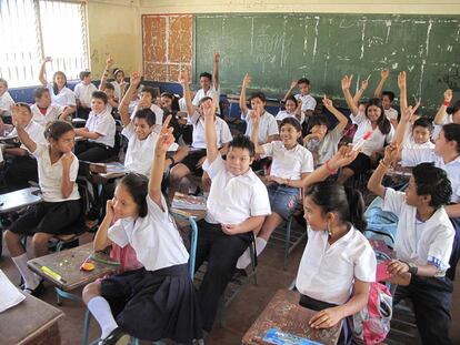 Hoy m&aacute;s ni&ntilde;os asisten a la escuela que sus padres.