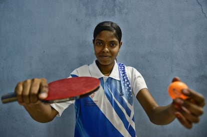 Sri Latha, de 18 años, compite en ping-pong.Sabe que las competidoras chinas serán un hueso duro de roer, pero asegura que no les tiene miedo. Le gusta volar y ya estuvo compitiendo en Australia. "India es más bonito", afirma.