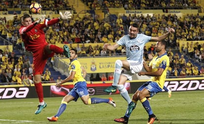 Iago Aspas marca el segundo gol del Celta ante la salida del meta Ra&uacute;l Lizoain.