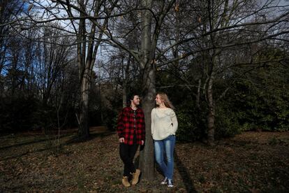 Haidar Ali Moracho y Coral Ibáñez Blanco, de 20 y 23 años respectivamente, posan en el Campo del Moro en Madrid (España), el 7 de febrero de 2018. Haidar es un joven trasgénero que estudia su segundo año del Grado en Estudios Asiáticos y Africanos en la UAM, y Coral está buscando trabajo, llevan saliendo 7 años. "Un amigo me dijo que había una chica a la que le gustaba Vegeta, de Bola de Dragón, y que quería convertirse en un chico. Nos puso en contacto de forma virtual y estuvimos hablando durante todo un año por videoconferencia hasta que conseguimos quedar en persona en Madrid" dice Coral. "Tenía muchas ganas de darle un beso, pero los padres de su amigo estaban con nosotros y me contuve", cuenta Haidar. "Tuvimos que estar unos pocos meses más antes de que me invitara a su casa y estuvimos los siguientes cinco años viéndonos en secreto durante convenciones del Japan Weekend" explica Coral. "Fue muy duro. Hubo momentos en los que pensé que sería menos doloroso si lo dejásemos, pero no podía hacerlo. Juntos hasta que la muerte nos separe" dice Haidar. "Hemos pasado cosas muy difíciles juntos, pero ahora siento que podemos enfrentarnos a cualquier cosa y a cualquier persona, nadie puede acabar con nosotros" asegura Coral. Los dos son aficionados a la historia y les encanta pasar tiempo juntos en los jardines de Campo del Moro, cerca del Palacio Real. "Este lugar significa mucho para nosotros, aquí nos sentimos libres" dice Coral. 
