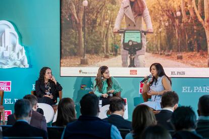 Paola Lara, coordinadora de la Red de abogadas y abogados por el derecho a la movilidad, Alejandra Leal, fundadora y codirectora de Céntrico, participan en la mesa de Movilidad sostenible. La mesa estuvo moderada por la periodista de EL PAÍS, Lorena Arroyo y abordo la temática de movilidad no motorizada en las grandes ciudades de América. 