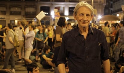 El director Basilio Mart&iacute;n Patino, en la Puerta del Sol de Madrid durante el 15-M. 