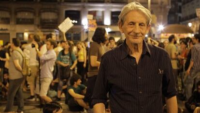 El director Basilio Martín Patino, en la Puerta del Sol de Madrid durante el 15-M.