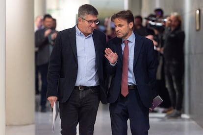 El portavoz del PSOE en el Congreso, Patxi López (izquierda), y el presidente del grupo parlamentario de Unidas Podemos, Jaume Asens, presentan en el registro del Congreso la iniciativa para reformar el delito de sedición.