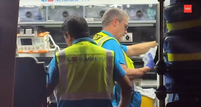 Personal de emergencias en el lugar donde un hombre ha sido apuñalado en La Latina.