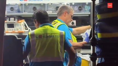 Personal de emergencias en el lugar donde un hombre ha sido apuñalado en La Latina.