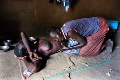 Welge Konya, una anciana y partera tradicional del pueblo, llega alertada por uno de los hijos de Bai Wange (tumbada al suelo) que ya ha roto aguas en su cabaña de Dangaji. Como casi todas las parteras, Welge es analfabeta y no tiene formación médica, pero es la única opción de Bai para disponer de un poco de ayuda durante el parto. El 80% de ellos en Sudán del Sur están asistidos por estas parteras iletradas.
