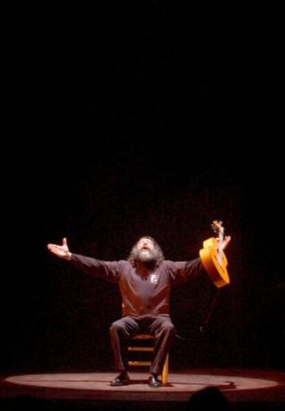 El guitarrista y cantaor Manuel Molina, durante el ensayo general de "Alma vieja" que el bailaor Juan Manuel Fernandez Montoya "Farruquito" llevó Teatro Victoria de Barcelona.