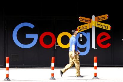 Un hombre camina en frente a un logo de Google en Zúrich, Suiza, en 2020.