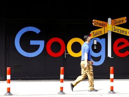 Un hombre camina en frente a un logo de Google en Zúrich, Suiza, en 2020.