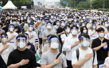 Médicos residentes surcoreanos participan en una huelga de 24 horas en medio de la pandemia para protestar contra el plan del Gobierno. La nueva normativa pretende aumentan el número de admisiones en las facultades de medicina en 400 alumnos por año para prepararse ante posibles rebrotes de la covid-19.
