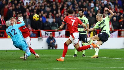 Keylor Navas detiene un remate de Haaland durante el partido entre el Nottingham Forest y el Manchester City.