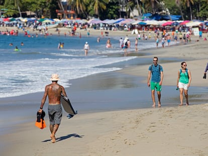 Turistas en una playa de Puerto Escondido (Estado de Oaxaca).