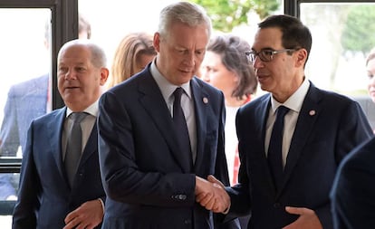 Desde la izquierda, los ministros de Hacienda de Alemania, Olaf Scholz, Francia, Bruno Le Maire, y EE UU, Steven Mnuchin, en Chantilly (Francia).