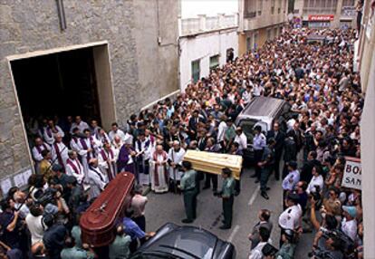 Cientos de personas a la entrada de la iglesia de la Asunción de Santa Pola a la llegada de los dos féretros.