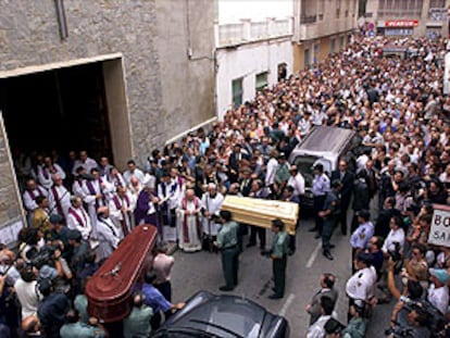 Cientos de personas a la entrada de la iglesia de la Asunción de Santa Pola a la llegada de los dos féretros.