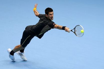 Djokovic conecta un reves ante Federer.