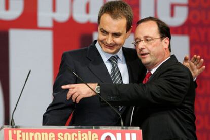 El presidente del Gobierno español, José Luis Rodríguez Zapatero (izquierda), y el líder socialista francés, François Hollande, durante el mitin de Lille.
