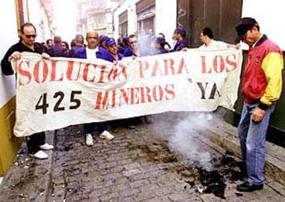 Unos 300 trabajadores de Boliden se manifestaban ayer frente al consulado sueco en Sevilla.