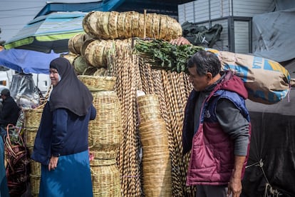 La clientela de la Central de Abasto es tan variada como el género que se vende. Dueños de puestos callejeros, bares, restaurantes, propietarios de paradas de mercados minoristas, encargados de comedores escolares y hospitalarios, compradores de cadenas de supermercados e hipermercados, amas de casa y chefs corretean por los pasillos en busca del mejor chollo. 