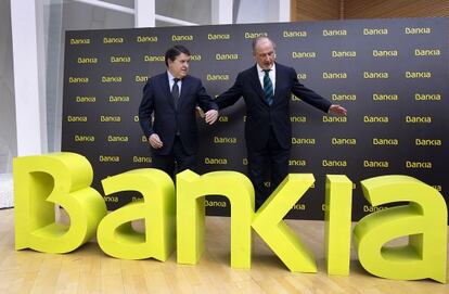 Jos&eacute; Luis Olivas, a la izquierda, y Rodrigo Rato, m&aacute;ximos responsables de Bancaja y Caja Madrid, en el acto de presentaci&oacute;n de Bankia en 2011. 