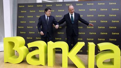 Jos&eacute; Luis Olivas, a la izquierda, y Rodrigo Rato, m&aacute;ximos responsables de Bancaja y Caja Madrid, en el acto de presentaci&oacute;n de Bankia en 2011. 
