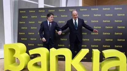 Jos&eacute; Luis Olivas, a la izquierda, y Rodrigo Rato, m&aacute;ximos responsables de Bancaja y Caja Madrid, en el acto de presentaci&oacute;n de Bankia en 2011. 