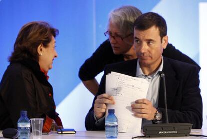 Tomás Gómez, junto con Delia Blanco, presidenta del PSM (sentada), y Matilde Fernández, diputada.