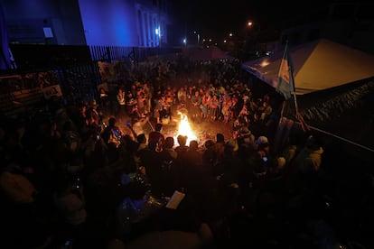 Grupos indígenas se congregaron el 4 de octubre frente a la sede del Ministerio Público en Ciudad de Guatemala en protesta por las actuaciones de la institución en contra de los resultados electorales que señalan a Bernardo Arévalo, del partido Movimiento Semilla, como presidente electo.