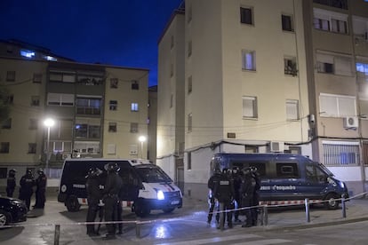 Los Mossos d’Esquadra han llevado a cabo, desde las 6.00 de la mañana de este viernes, un macrodispositivo contra el tráfico de drogas y armas y blanqueo de capitales en Badalona y otros municipios del área metropolitana de Barcelona.