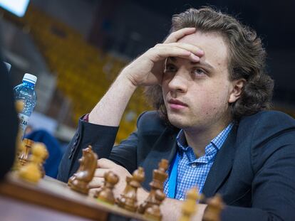 Niemann mira a su rival de la 1ª ronda, el kazajo Agmánov, en el Mundial de Rápidas, este lunes en Almaty (Kazajistán)