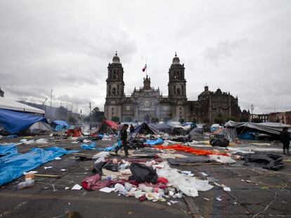 Aspecto del Zócalo de la Ciudad de México tras el desalojo.