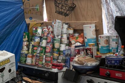 Avena, leche en polvo y latas de tomate frito, entre los alimentos que los migrantes reciben como donaciones.