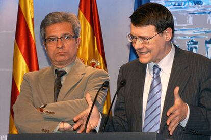 Joan Saura (izquierda) y Jordi Sevilla, durante la conferencia de prensa.