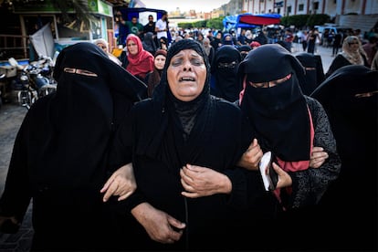La madre de un palestino fallecido, a causa de los ataques israelíes, camina durante el funeral de su hijo, celebrado en Jan Yunis este viernes.