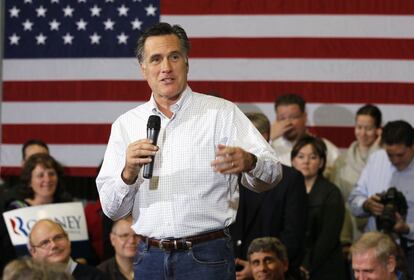 El candidato republicano, Mitt Romney, durante un mitín en Bluffs, Iowa, donde arrancan las primarias para elegir al rival de Obama.