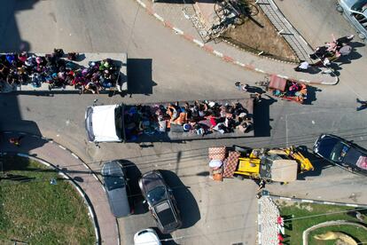 Convoy de gazatíes huyen del norte de la franja de Gaza, este viernes. 