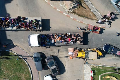 Convoy de gazatíes huyen del norte de la franja de Gaza, este viernes. 