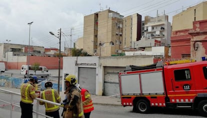 Unos bomberos desalojan 14 fincas de la localidad de Badalona por el riesgo de derrumbe de un edificio cercano