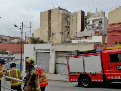 Unos bomberos desalojan 14 fincas de la localidad de Badalona por el riesgo de derrumbe de un edificio cercano